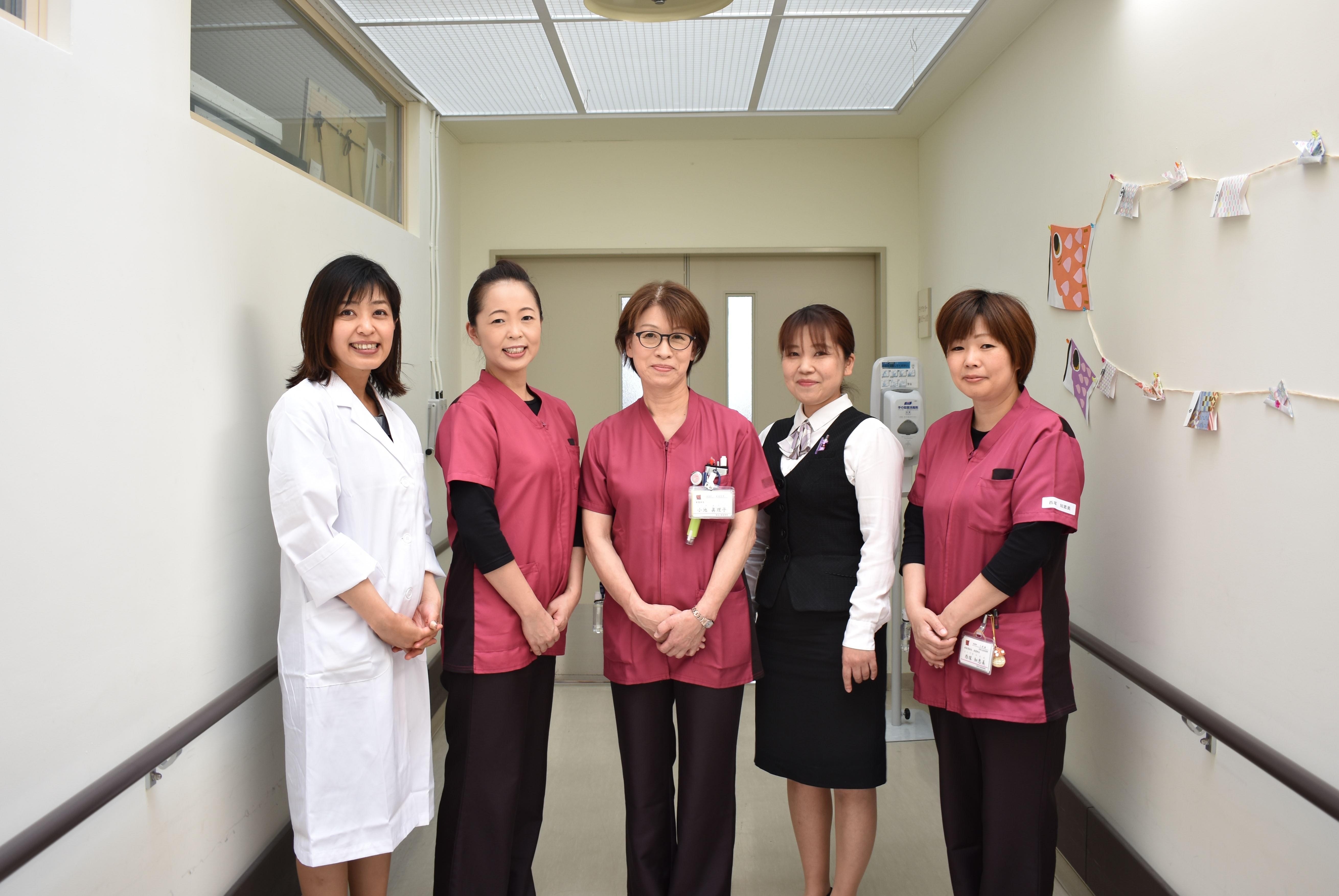 （左から）医療技術科長、副看護部長、看護部長 医事課長、副看護部長