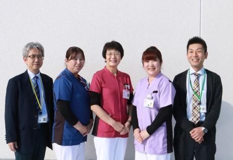 左から)大賀事務副部長、河邉師長、安永看護部長、大崎看護主任、宗内医事課長